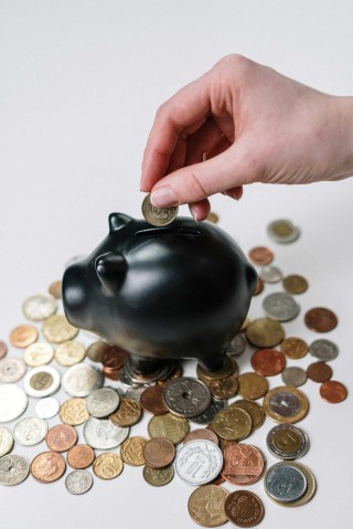 如何分析黄金市场的国际价格现状？这种国际价格现状对国内市场有何影响？