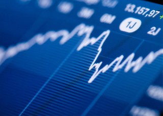 如何理解不可转换看涨期权的卖期权策略？该策略在不同市场情况中有何应用？