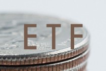 如何理解期权的常用术语？这些术语在交易中有何应用？