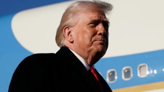 特朗普称正考虑对伊朗实施有限军事打击