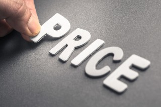 如何理解黄金价格的卖价变化？这种变化如何影响交易策略？