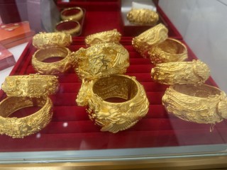 一小时等不来一位客人、知名金店锐减数百网点：黄金“开店就能赚”的时代结束了