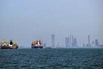 霍尔木兹海峡航运几近停滞：谁在通行、谁仍滞留或改道