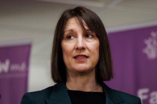 英国财政大臣考虑数十种增税选项 包括对富人征收离境税