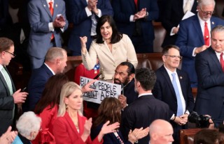 美民主党议员被护送出会场