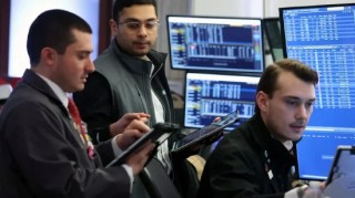 尾盘：道指上涨400点，软件股从AI冲击担忧中反弹