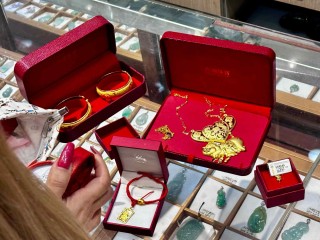 被老铺黄金们劝退，年轻人涌向广州打金一条街，50克金镯工费不到千元