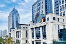 潮玩富豪一踩刹车，两天闪跌890亿