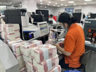 换新钞迎新年：银行加班清分 网点每天换出数十万