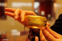 如何避免黄金投资中的高溢价陷阱？