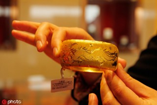 如何避免黄金投资中的高溢价陷阱？