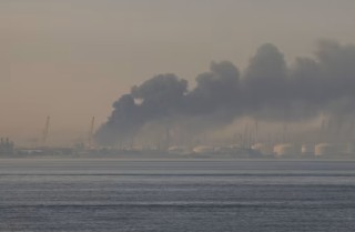 伊朗袭击阿联酋设施与地标，迪拜港口起火