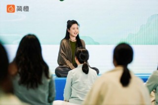 一场专为银龄设计的瑜伽毕业礼：在简橙，学习有终点，成长无尽头