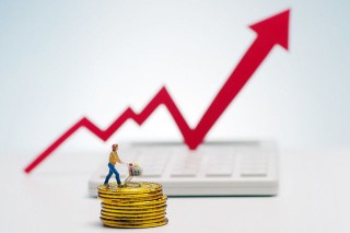 如何申请消费贷款以满足资金需求？这种申请方式有哪些潜在风险？