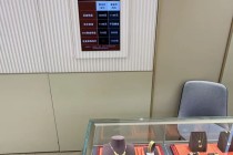 品牌金饰克价跌破1300元！黄金还会涨回去吗？最新预判→