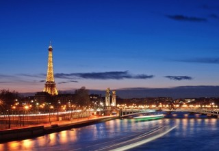 如何理解期货买多卖空都能盈利的原理？这种原理对交易策略有什么影响？