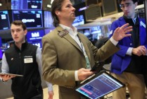 标普500陷入异常窄幅震荡：本轮牛市是韧性十足，还是已力竭？