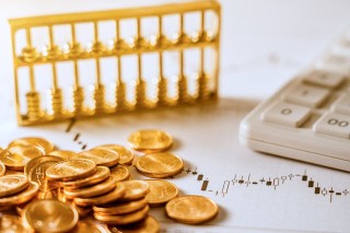 郎咸平与黄金现货的关联是什么这种关联对市场分析有何意义？