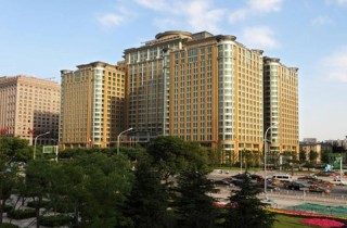 如何在泛财经领域评估特定房产？评估的方向和策略是什么？