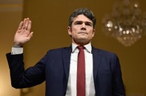 美高官刚因反对伊朗战争辞职，就被曝遭FBI调查