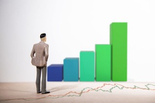 哪些企业在资金方面面临较大压力？这种资金压力会导致什么后果？