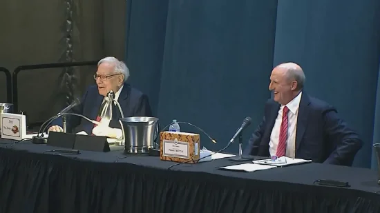 重磅！2025巴菲特股东大会问答一览：贸易不应成为武器 市场波动实属常态 突然宣布年底卸任CEO  第2张