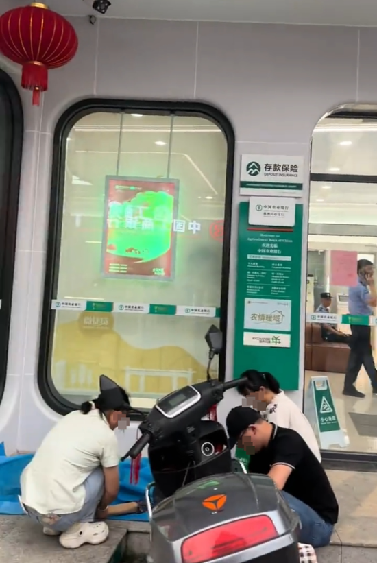 网友质疑病重老人抬到银行取款身亡系“碰瓷” 家属要求看监控证清白 第1张 网友质疑病重老人抬到银行取款身亡系“碰瓷” 家属要求看监控证清白 第1张