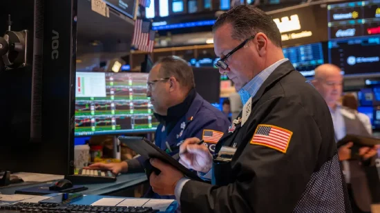 午盘:美股涨跌不一 纳指小幅上扬 第1张 午盘:美股涨跌不一 纳指小幅上扬 第1张