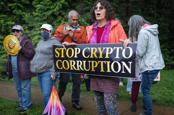 砸场子!“特朗普币晚宴”外聚集上百位抗议者 高喊“可耻” 第1张 砸场子!“特朗普币晚宴”外聚集上百位抗议者 高喊“可耻” 第1张