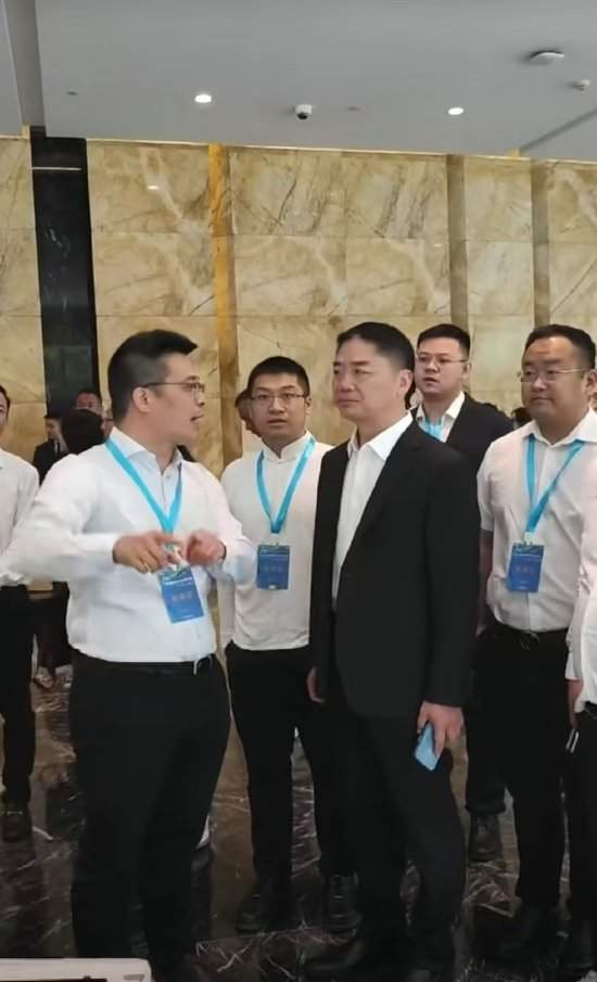 京东集团创始人强东现身杭州!京东外卖上点三份外卖,跟同事吃完后一致认为每道菜非常鲜美,杭州是世界美食之都 第1张 京东集团创始人强东现身杭州!京东外卖上点三份外卖,跟同事吃完后一致认为每道菜非常鲜美,杭州是世界美食之都 第1张