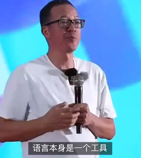 62岁俞敏洪骑行中途摔倒在地，双膝摔出血，本人报平安：皮外伤，不用担心  第4张