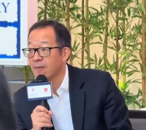 62岁俞敏洪骑行中途摔倒在地，双膝摔出血，本人报平安：皮外伤，不用担心  第5张