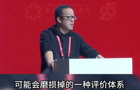 62岁俞敏洪骑行中途摔倒在地，双膝摔出血，本人报平安：皮外伤，不用担心  第6张