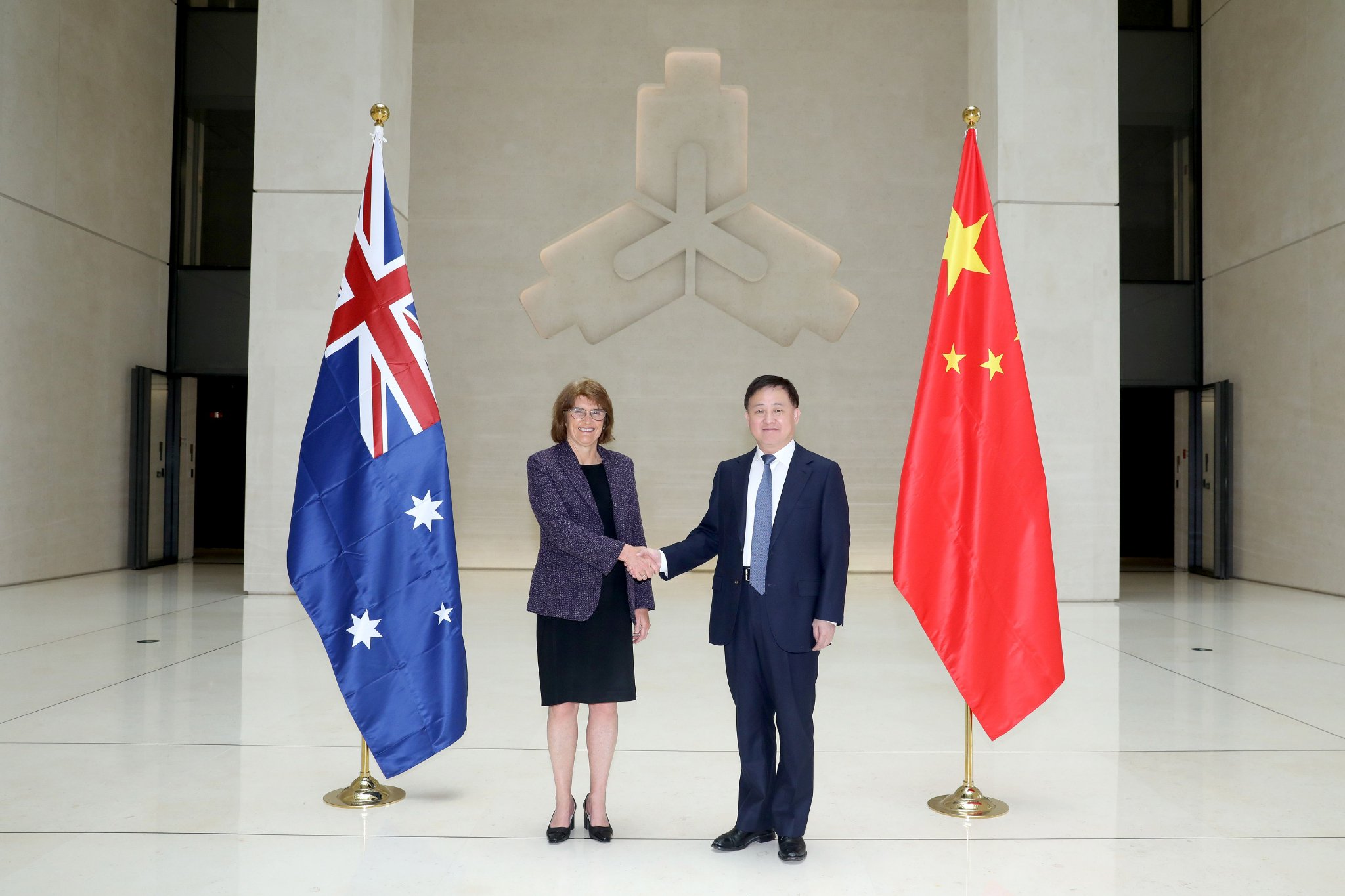中国人民银行行长潘功胜会见澳大利亚储备银行行长米歇尔·布洛克 第1张 中国人民银行行长潘功胜会见澳大利亚储备银行行长米歇尔·布洛克 第1张