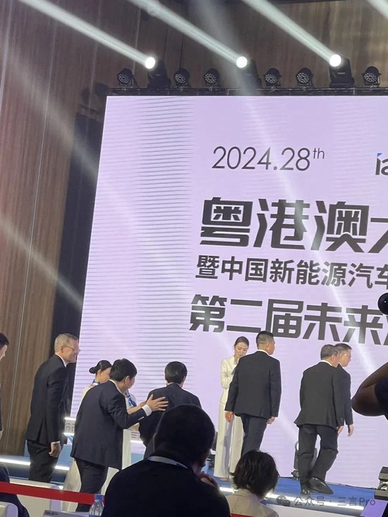 没有雷军参加的车展,余承东“杀疯了”,台下助理直摆手 第1张 没有雷军参加的车展,余承东“杀疯了”,台下助理直摆手 第1张