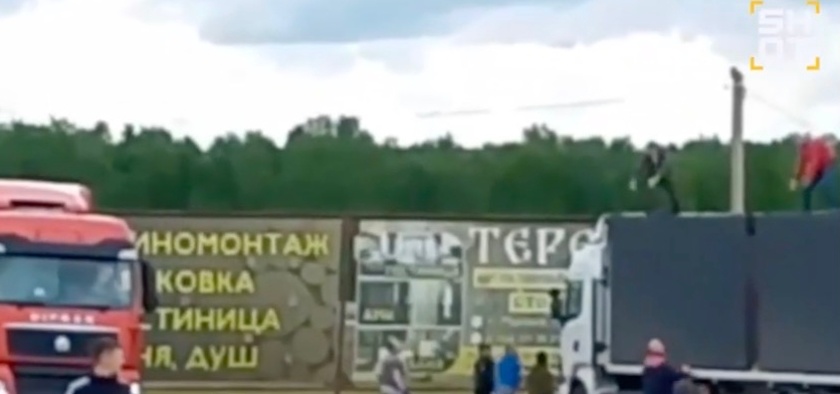 画面流出!俄媒:俄民众爬上卡车顶部,试图用石头阻止乌无人机起飞 第1张 画面流出!俄媒:俄民众爬上卡车顶部,试图用石头阻止乌无人机起飞 第1张