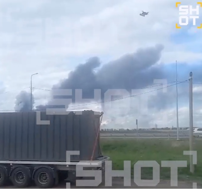 画面流出!俄媒:俄民众爬上卡车顶部,试图用石头阻止乌无人机起飞 第2张 画面流出!俄媒:俄民众爬上卡车顶部,试图用石头阻止乌无人机起飞 第2张