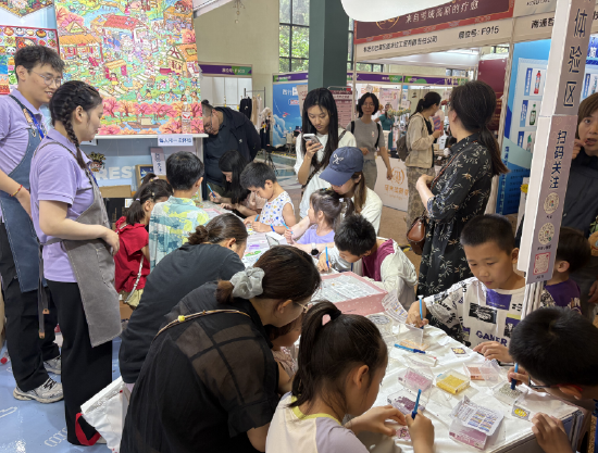 好博会|最受小朋友欢迎的展位!半小时做一幅钻石画 第1张 好博会|最受小朋友欢迎的展位!半小时做一幅钻石画 第1张