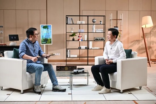 李彦宏:AI不应该像人,AI跟人从来不是一个物种 第1张 李彦宏:AI不应该像人,AI跟人从来不是一个物种 第1张