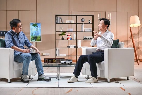 李彦宏:AI不应该像人,AI跟人从来不是一个物种 第2张 李彦宏:AI不应该像人,AI跟人从来不是一个物种 第2张