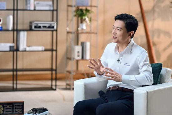 李彦宏:AI不应该像人,AI跟人从来不是一个物种 第3张 李彦宏:AI不应该像人,AI跟人从来不是一个物种 第3张