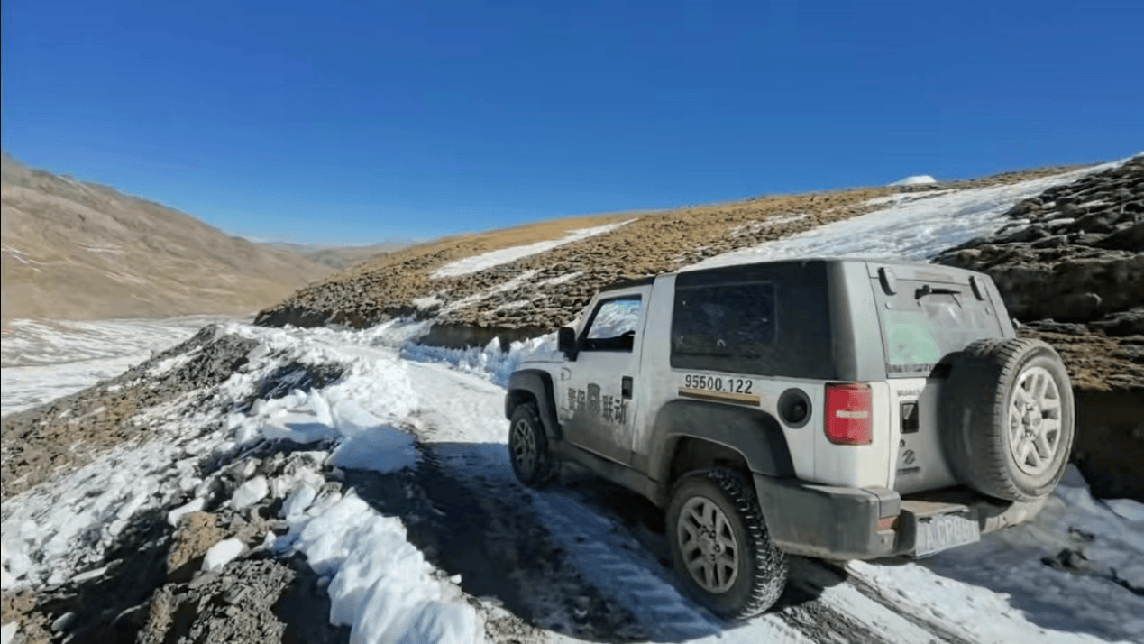 风雪中的太保守护  第1张