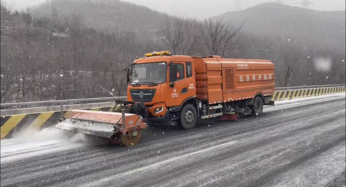 2400余人值守！建工养护集团全力铲冰除雪保畅通  第1张