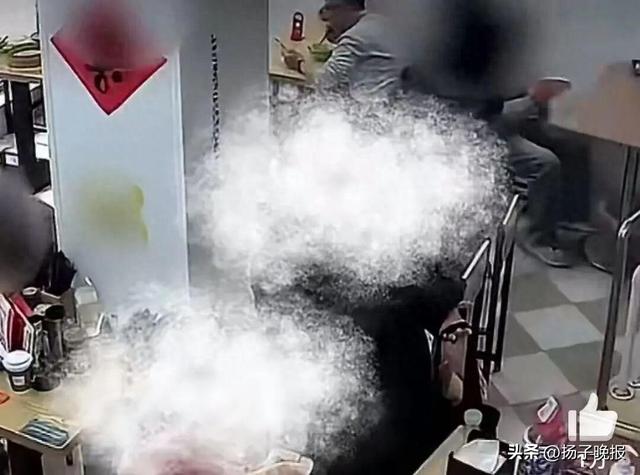 6位顾客花19元点两碗汤，在店里留下大量垃圾，老板要求带走垃圾被怼“就这点格局”  第1张