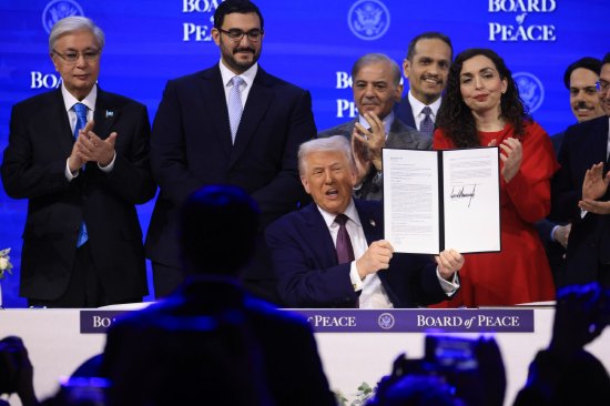 “和平委员会”签署仪式冷冷清清 只有特朗普的“铁杆粉丝”到场  第3张