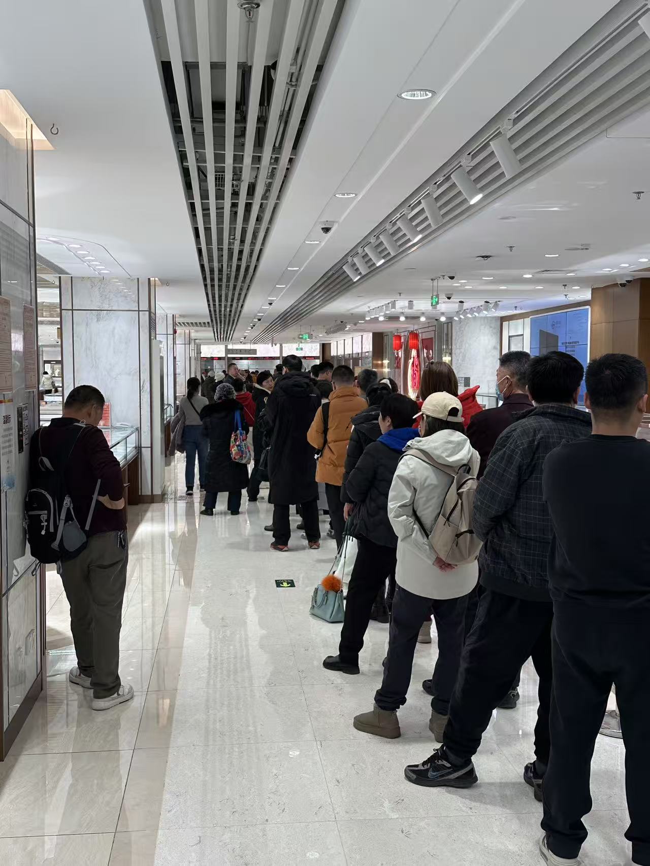 卖还是买？黄金“V型”巨震：回购窗口排起百米长队，有人连续三天买金条  第1张