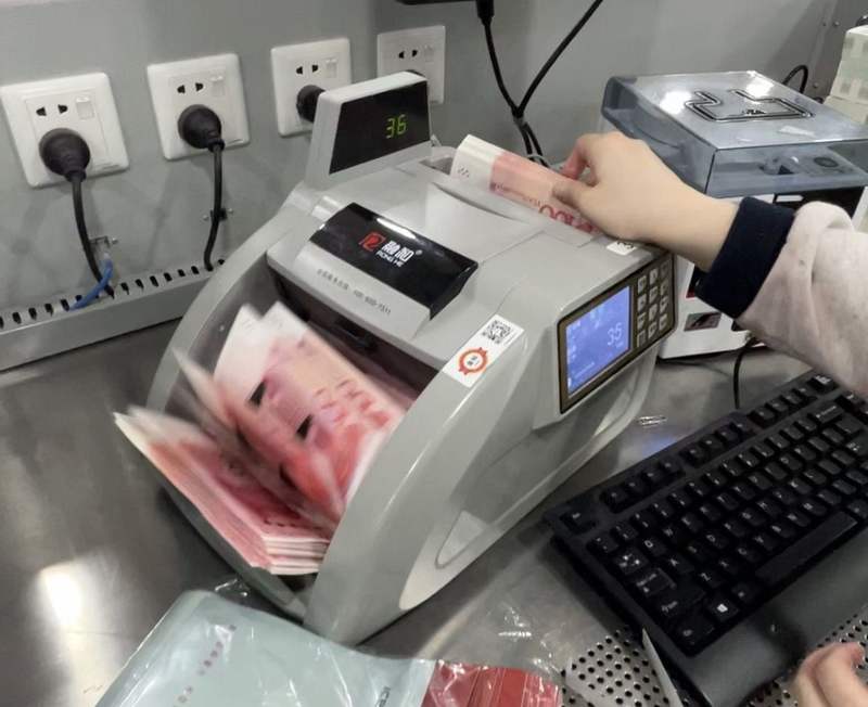换新钞迎新年：银行加班清分 网点每天换出数十万  第6张