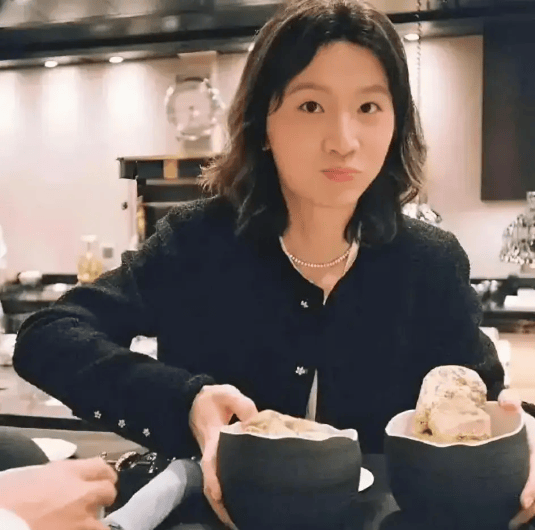 留长发、穿女装、化浓妆……好利来执行总裁罗昊突然转型“美女”,他怎么了? 第1张 留长发、穿女装、化浓妆……好利来执行总裁罗昊突然转型“美女”,他怎么了? 第1张