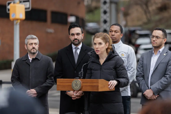 纽约民众对伊朗遇袭反应不一:愤怒、焦虑与喜悦交织 第2张 纽约民众对伊朗遇袭反应不一:愤怒、焦虑与喜悦交织 第2张