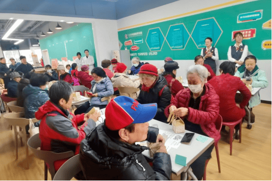 巧手扮生活 健康筑幸福――中信银行北京三里屯支行以金融温度守护银发幸福 第4张 巧手扮生活 健康筑幸福――中信银行北京三里屯支行以金融温度守护银发幸福 第4张